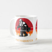 サスクワッチ シンセサイザー DJ ミキサー Synth Synthsquatch コーヒーマグカップ (正面左)