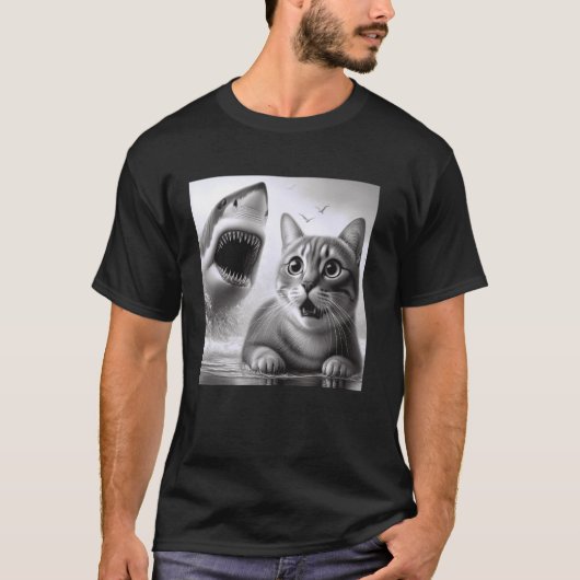 サスペンス 猫 VS サメ - ネコ恐怖症の子猫 Tシャツ (正面)