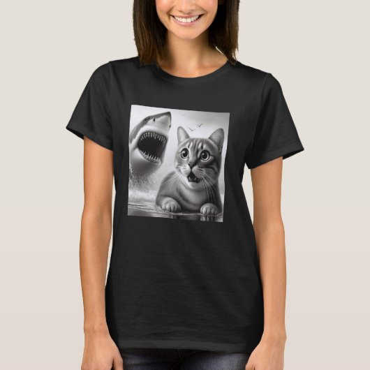 サスペンス 猫VSサメ - ネコ恐怖症の子猫 Tシャツ (正面)