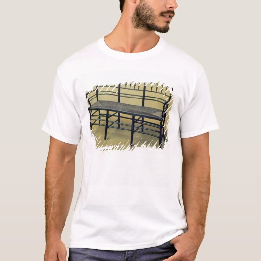 サセックスは椅子を突進着席させました(木および突進) Tシャツ (正面)