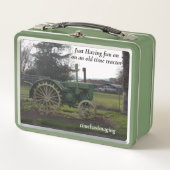 サター・バッテス・マウンテン・レンジの古いトラクター。 メタルランチボックス (正面)