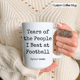 サッカーおもしろいでビートする人々の涙 マグカップ