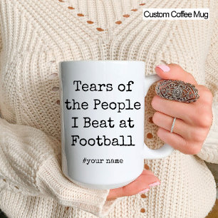サッカーおもしろいでビートする人々の涙 マグカップ