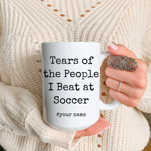 サッカーおもしろいでビートをする人々の涙 マグカップ