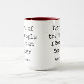 サッカーおもしろいでビートをする人々の涙 マグカップ (中央)