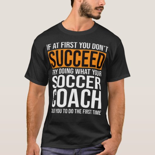 サッカーおもしろいコーチことわざギフトTサッカーギフトギ Tシャツ (正面)