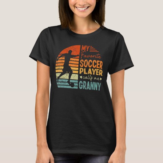 サッカーお気に入りの選手が私をおばあちゃんヴィンテージと呼ぶ Tシャツ (正面)