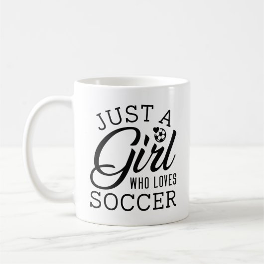 サッカーが大好きな女の子 コーヒーマグカップ (左)