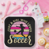 サッカーが大好きカラフルの女の子 ペーパープレート (パーティー)
