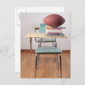 サッカーが山積みになっている学生机 ポストカード (正面/裏面)