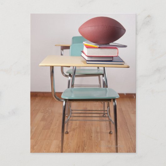 サッカーが山積みになっている学生机 ポストカード (正面)