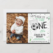 サッカーでお祝いしよう！ ブラック サッカー フォト 1歳誕生日 招待状 (正面)