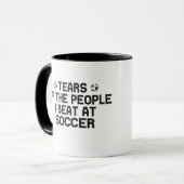 サッカーでビートした人々の涙おもしろい マグカップ (正面左)