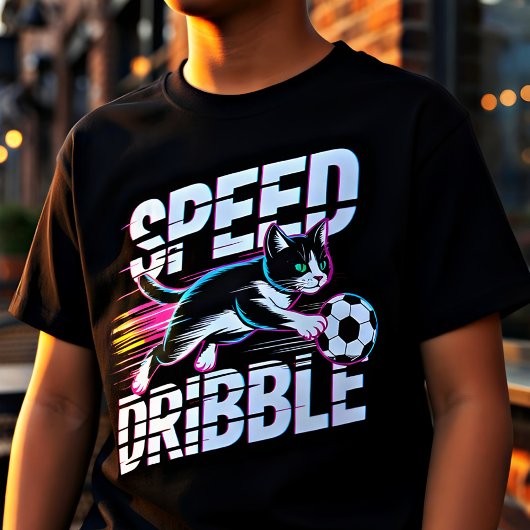 サッカーで遊ぶかわいい猫 - 子ども & 思春期のプレゼント Tシャツ