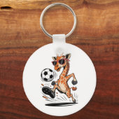 サッカーで遊ぶ面白いキリン Ll アートワーク 涼しいアニメ キーホルダー (正面)
