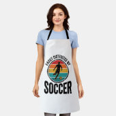 サッカーに夢中なレトロTシャツデザイン( エプロン (着用した状態)