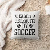 サッカーに気を取られる クッション (ブランケット)