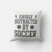 サッカーに気を取られる クッション (裏面)