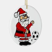 サッカーのクリスマスの漫画を遊んでいるかわいいサンタクロース セラミックオーナメント (右)