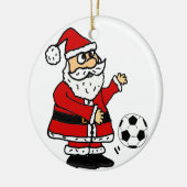 サッカーのクリスマスの漫画を遊んでいるかわいいサンタクロース セラミックオーナメント (左)