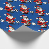 サッカーのクリスマスの漫画を遊んでいるかわいいサンタクロース ラッピングペーパー (角)