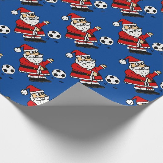 サッカーのクリスマスの漫画を遊んでいるかわいいサンタクロース ラッピングペーパー (角)