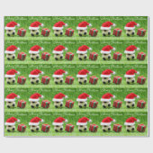 サッカーのクリスマス休日、緑にサンタハット   ラッピングペーパー (フラット)