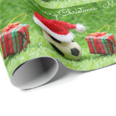 サッカーのクリスマス休日、緑にサンタハット   ラッピングペーパー (ロールコーナー)