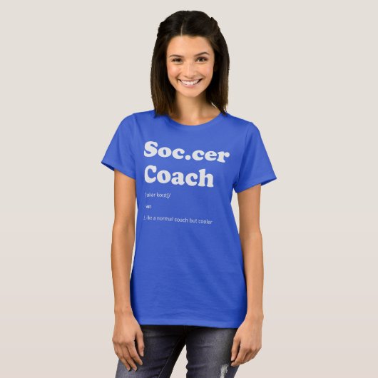 サッカーのコーチ定義おもしろいなギフトのスポーツのアスリート Tシャツ (正面フル)