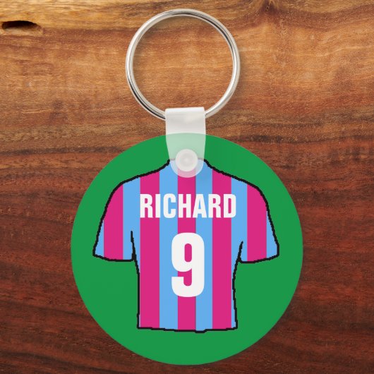 サッカーのシャツのデザインはクラレットとブルー。 キーホルダー (正面)