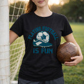 サッカーのスパイクとボール遊びは楽しい Tシャツ