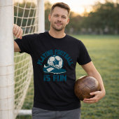 サッカーのスパイクとボール遊びは楽しい Tシャツ