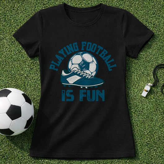 サッカーのスパイクとボール遊びは楽しい Tシャツ