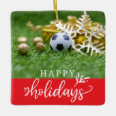 サッカーのハッピーホリデーと緑の草の上のボール セラミックオーナメント (正面)