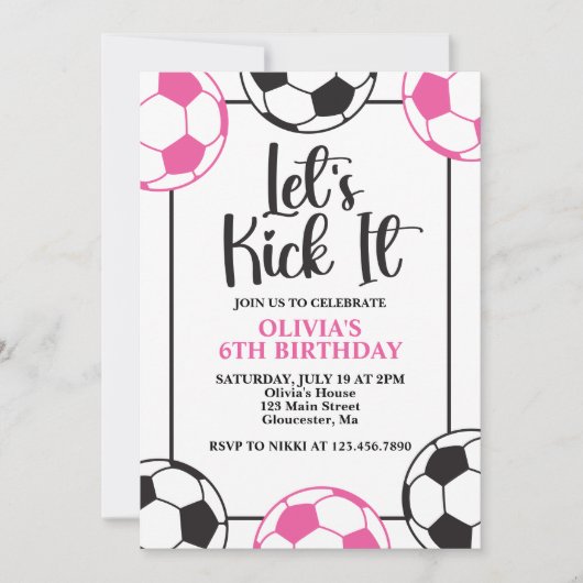 サッカーのピンクと黒の誕生日 招待状 (正面)