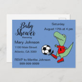 サッカーのベビーシャワーを遊んでいるかわいいTレックスの恐竜 インビテーションポストカード (正面/裏面)