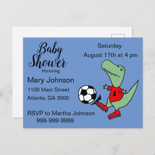 サッカーのベビーシャワーを遊んでいるかわいいTレックスの恐竜 インビテーションポストカード (正面/裏面)