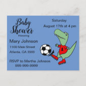 サッカーのベビーシャワーを遊んでいるかわいいTレックスの恐竜 インビテーションポストカード (正面)