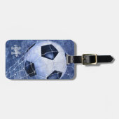 サッカーのボールがネットブルーの女の子のサッカーをデント ラゲッジタグ (正面横)