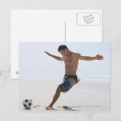サッカーのボールをビーチで蹴る男 ポストカード (正面/裏面)