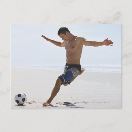 サッカーのボールをビーチで蹴る男 ポストカード (正面)