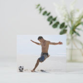 サッカーのボールをビーチで蹴る男 ポストカード (スタンド正面)