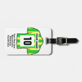 サッカーのラゲッジタグ – 緑と黄色のシャツ付き ラゲッジタグ (正面横)