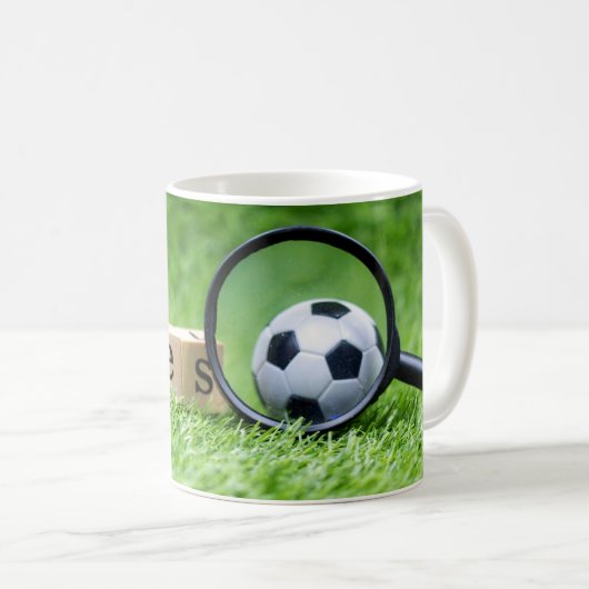 サッカーのルールとボールの緑のギフトコーチのためのギフト コーヒーマグカップ (正面右)