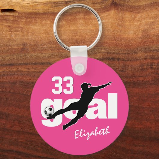 サッカーの女の子のホットピンクまたは任意の色パーソナライズされた キーホルダー (正面)
