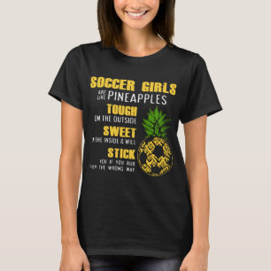サッカーの女の子は出口のパイナップルtoushのようです tシャツ