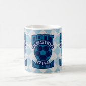 サッカーの強迫観念を疑わない コーヒーマグカップ (中央)