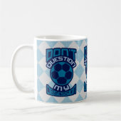 サッカーの強迫観念を疑わない コーヒーマグカップ (左)