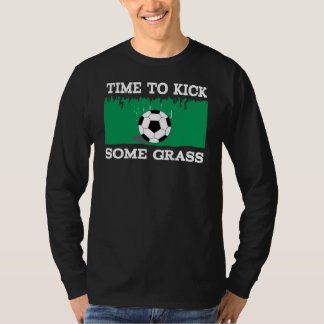サッカーの時間にいくつかの草を蹴る Tシャツ