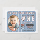 サッカーの最初の年ダウンストライプ少年の最初の誕生日 招待状 (正面)